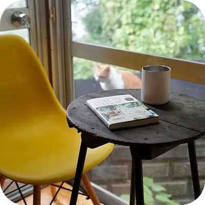 カフェで読書するイメージ
