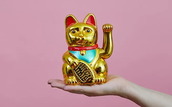 手の平に乗った招き猫