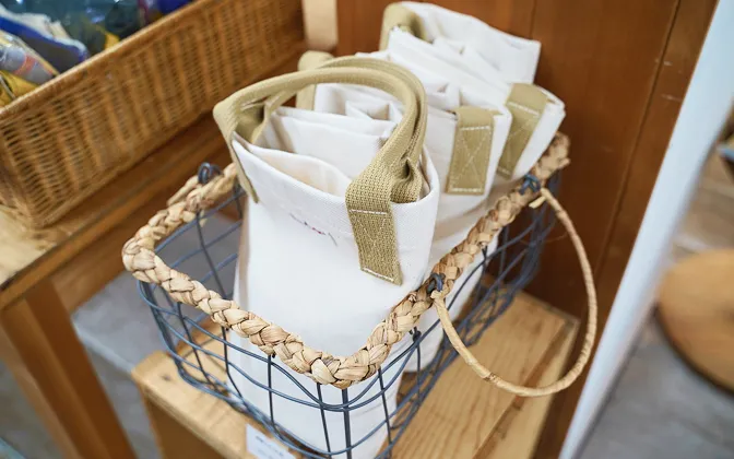 薄茶色の持ち手の白いトートバッグ