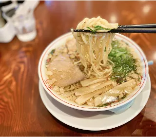 透き通った醤油スープと平打ち麺が特徴のラーメン
