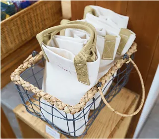 薄茶色の持ち手の白いトートバッグ