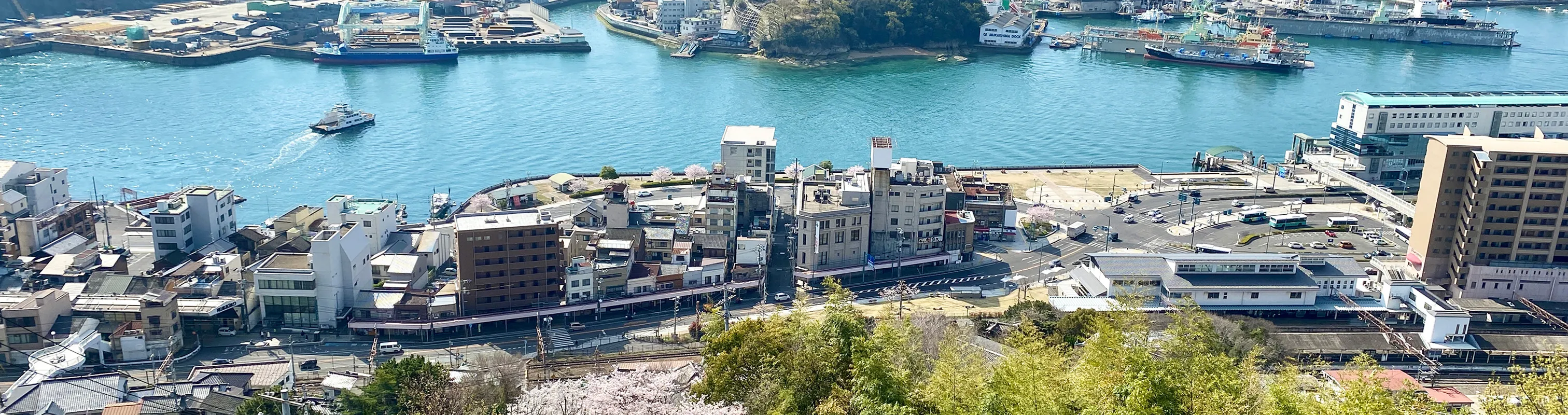川のように海を挟んだ尾道市の俯瞰した景色