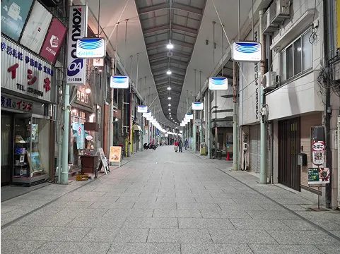 遠くまで続く商店街